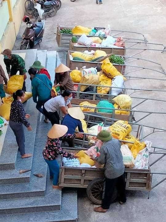 Nguoi dan Quang Binh gom rau cu gui tang ba con TP.HCM anh 6