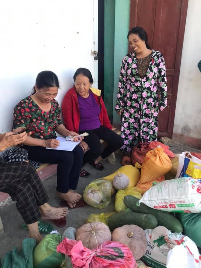 Nguoi dan Quang Binh gom rau cu gui tang ba con TP.HCM anh 5