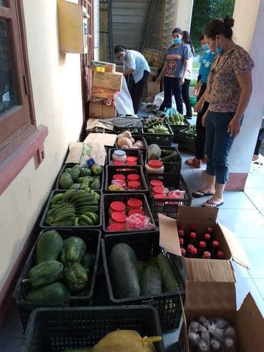 Nguoi dan Quang Binh gom rau cu gui tang ba con TP.HCM anh 2