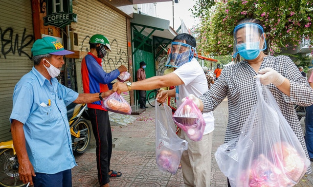 Vì một hộp cơm nhân danh từ thiện mà sỉ nhục người nghèo, đó là tội ác! - Ảnh 2.