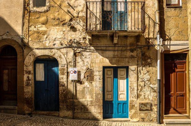  Một thị trấn ở Italy rao bán nhà chỉ với giá từ 54k/ căn, dân mạng Việt thi nhau rủ người mua sẵn để sau này sang du lịch - Ảnh 2.