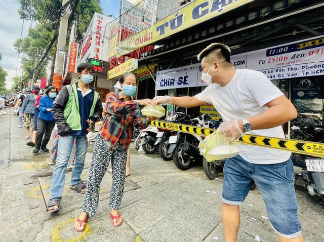 Vì một hộp cơm nhân danh từ thiện mà sỉ nhục người nghèo, đó là tội ác! - Ảnh 3.