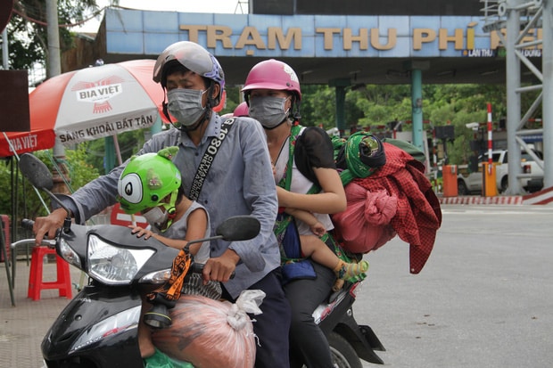  Hành trình 1400 km chạy xe máy từ miền Nam về quê của những người lao động nghèo tha hương - Ảnh 2.