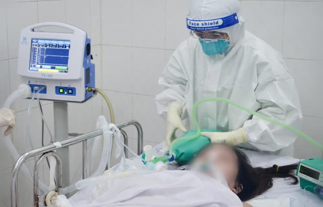  Cuộc chiến sinh tử cứu cả hai hoặc mất cả hai trong bệnh viện có 600 sản phụ là F0 - Ảnh 2.