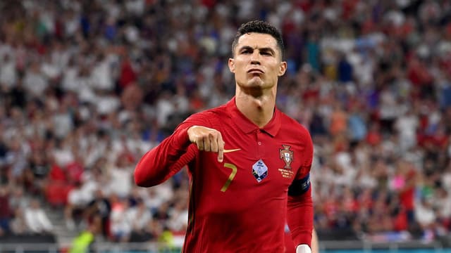  Cristiano Ronaldo giàu cỡ nào: Mỗi tuần kiếm 2,25 triệu USD, ông chủ của đế chế khách sạn Pestana CR7, sở hữu máy bay riêng cùng dàn siêu xe vạn người mê  - Ảnh 1.