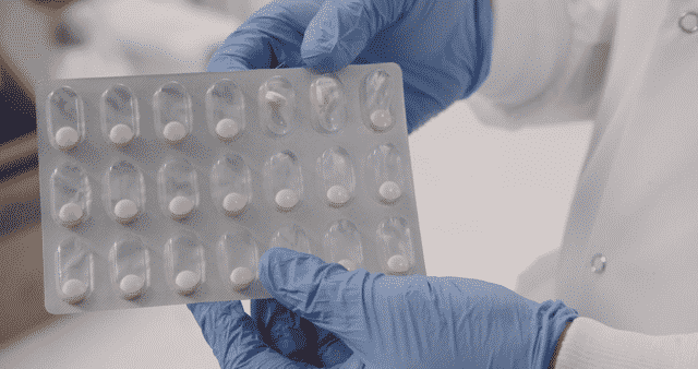 Mỹ nghiên cứu thử nghiệm vaccine chống Covid-19 dạng viên, dễ uống, ít phản ứng phụ, được cho là hiệu quả hơn Pfizer mà không cần bảo quản lạnh - Ảnh 1.