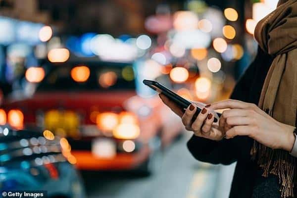 Tình cờ đọc bài đăng “tìm người” trên Facebook, một người Úc mới biết mình trúng số 17 tỷ ảnh 2