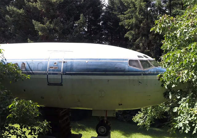 Người đàn ông mua lại chiếc máy bay bị bỏ hoang, sống một mình trong cabin rộng 91m2 suốt 21 năm: “Đây mới đích thực là ngôi nhà cổ tích” - Ảnh 2.