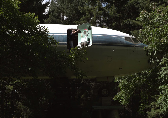 Người đàn ông mua lại chiếc máy bay bị bỏ hoang, sống một mình trong cabin rộng 91m2 suốt 21 năm: “Đây mới đích thực là ngôi nhà cổ tích” - Ảnh 36.