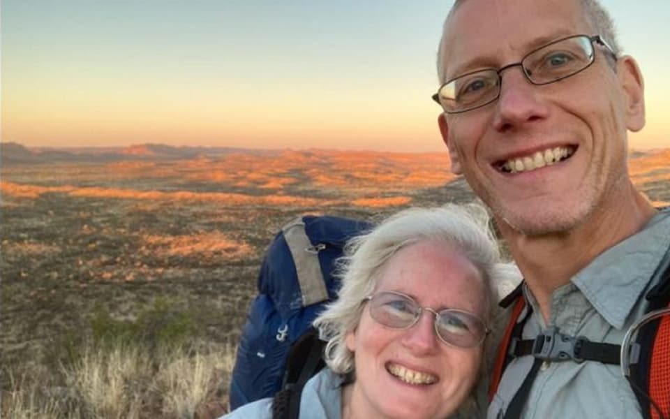 Kinh hoàng vận động viên bơi lội bị cá mập hổ lẫn cá mập trắng tấn công cùng lúc - Ảnh 2. Kinh hoàng vận động viên bơi lội bị cá mập hổ lẫn cá mập trắng tấn công cùng lúc - Ảnh 2.