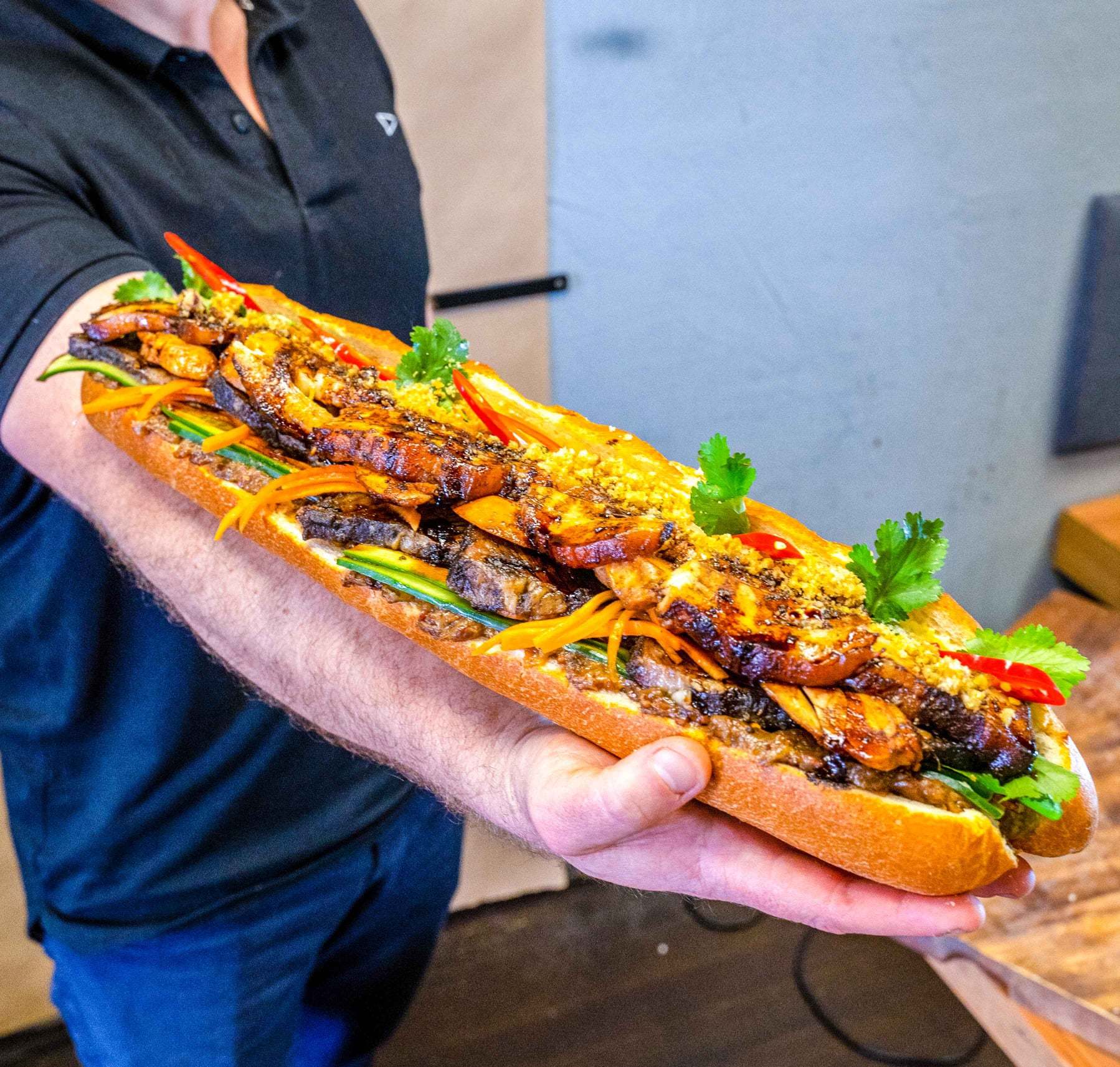 Bánh mì Việt 'bản giới hạn': Giá hơn 1 triệu đồng/ ổ, khách xếp hàng dài đợi mua