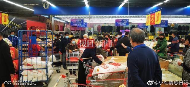 Siêu thị Trung Quốc tắc nghẽn vì dân hoảng loạn như ngày tận thế: Có người mua 300kg gạo - Ảnh 1.