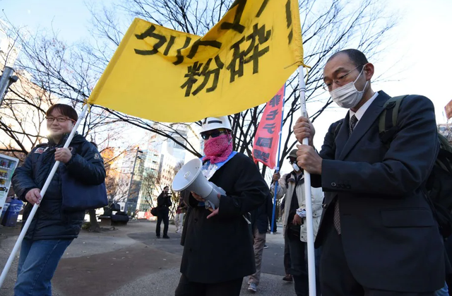 Đại chiến Giáng sinh: Nam giới Nhật Bản ế tràn xuống đường biểu tình phản đối hẹn hò đêm Noel - Ảnh 1.
