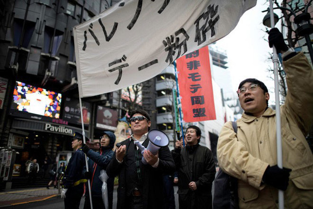 Đại chiến Giáng sinh: Nam giới Nhật Bản ế tràn xuống đường biểu tình phản đối hẹn hò đêm Noel - Ảnh 2.
