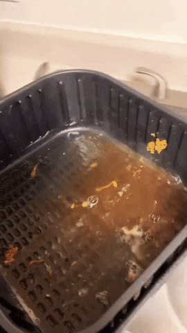 Mẹo rửa nồi chiên không dầu đỉnh của chóp: Chẳng cần kỳ cọ mà dầu mỡ tự rủ nhau trôi đi hết! - Ảnh 1. Mẹo rửa nồi chiên không dầu đỉnh của chóp: Chẳng cần kỳ cọ mà dầu mỡ tự rủ nhau trôi đi hết! - Ảnh 1.