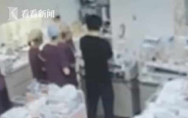 Con sơ sinh 5 ngày tuổi đang khỏe mạnh bỗng bị mù, bố mẹ xem camera bệnh viện mà kinh hãi trước lý do không thể ngờ đến nhất - Ảnh 2. Con sơ sinh 5 ngày tuổi đang khỏe mạnh bỗng bị mù, bố mẹ xem camera bệnh viện mà kinh hãi trước lý do không thể ngờ đến nhất - Ảnh 2.