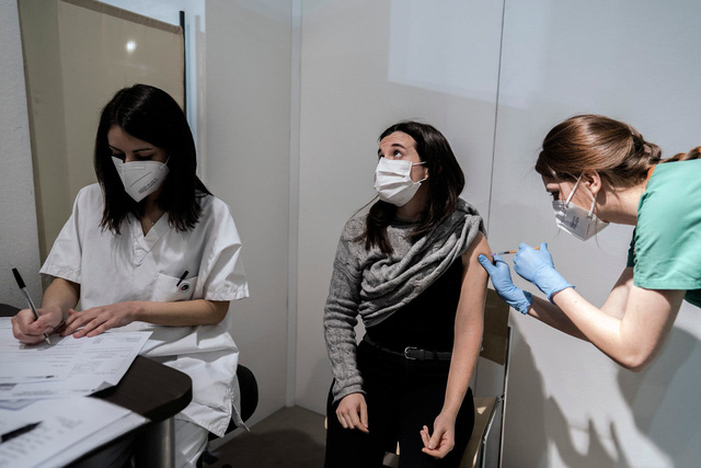  New York Times: Nghiên cứu cho thấy hầu hết các loại vắc xin đều bất lực trước Omicron  - Ảnh 3.