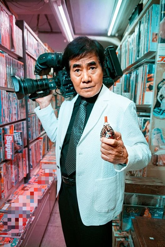 Toru Muranishi: Từ gã bán hàng dạo bị vợ cắm sừng vì ‘yếu’ đến công thần khiến ngành JAV diễn thật 100%, tạo nên đế chế tỷ USD được Netflix dựng thành phim - Ảnh 2.