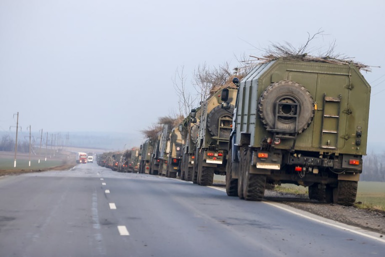 Quân đội Nga gây bất ngờ vì phủ cành cây, thảm cỏ lên xe thiết giáp - 2