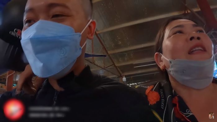 Quang Linh Vlog chia tay gia đình, quay lại châu Phi làm thiện nguyện 