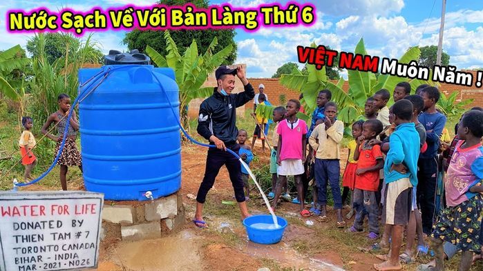 Quang Linh Vlog chia tay gia đình, quay lại châu Phi làm thiện nguyện 