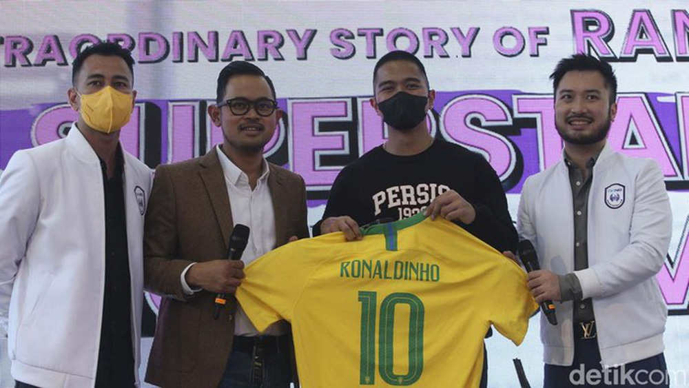 NÓNG: Ronaldinho gia nhập đội bóng Indonesia, thi đấu với bản hợp đồng kỳ lạ - Ảnh 1.