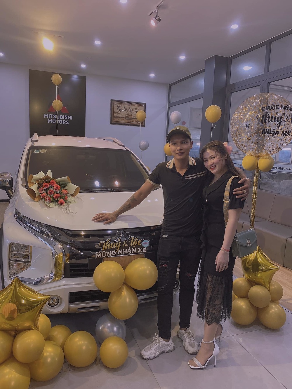  
Anh và vợ mua xe mới sau thời gian dài tích góp tiền. (Ảnh: FB Lộc Fuho)