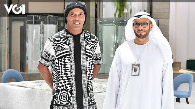 Đội bóng Indonesia chiêu mộ Ronaldinho bằng hợp đồng cực dị ảnh 1