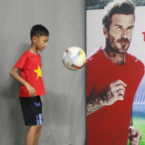  Gia Hưng tham gia thử thách tâng bóng ngay tại chương trình. (Ảnh: Bóng Đá Plus)