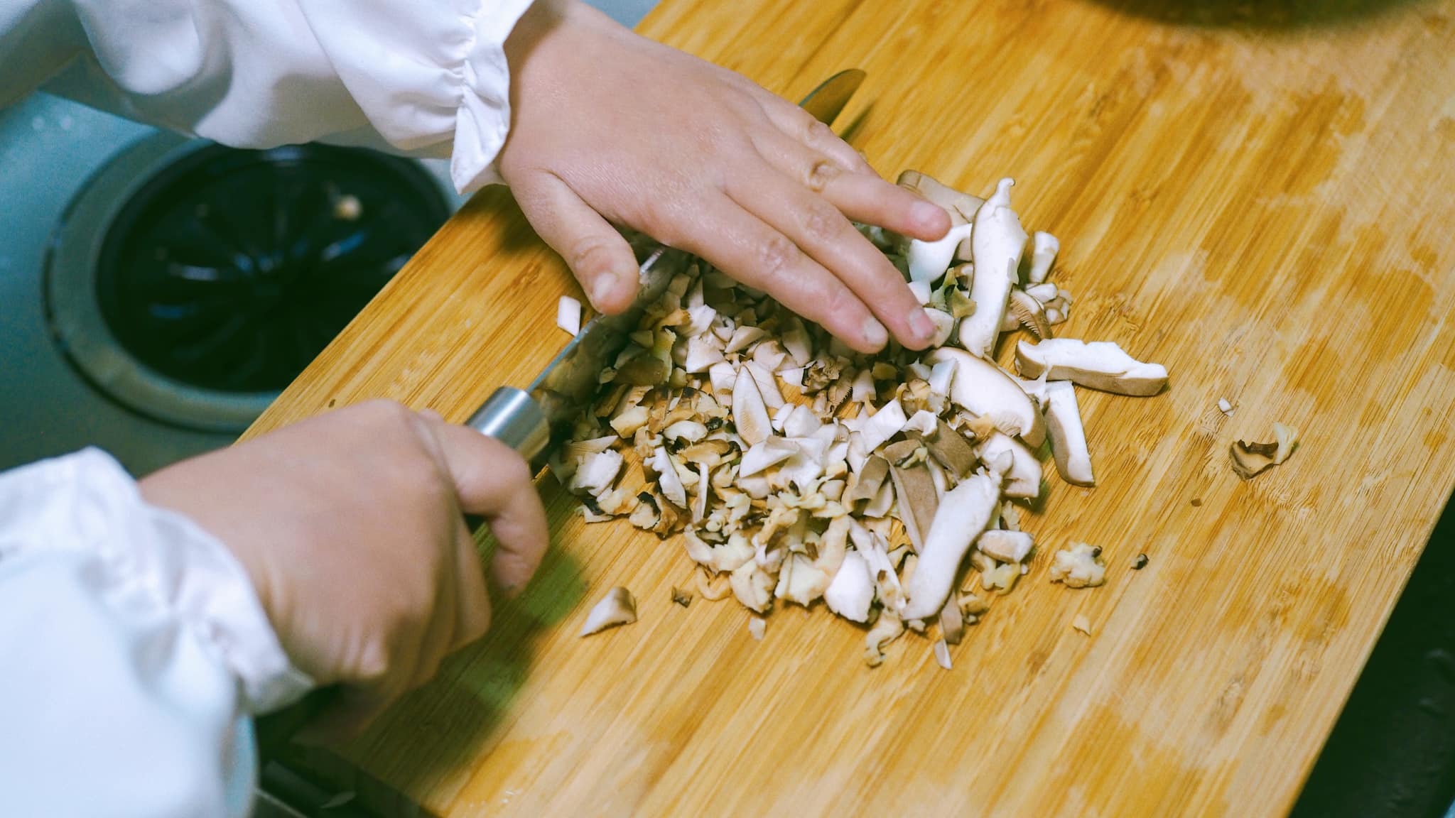 Bé lớp 2 biết nấu 30 món Việt, Nhật, sáng tự làm cơm mang đi học