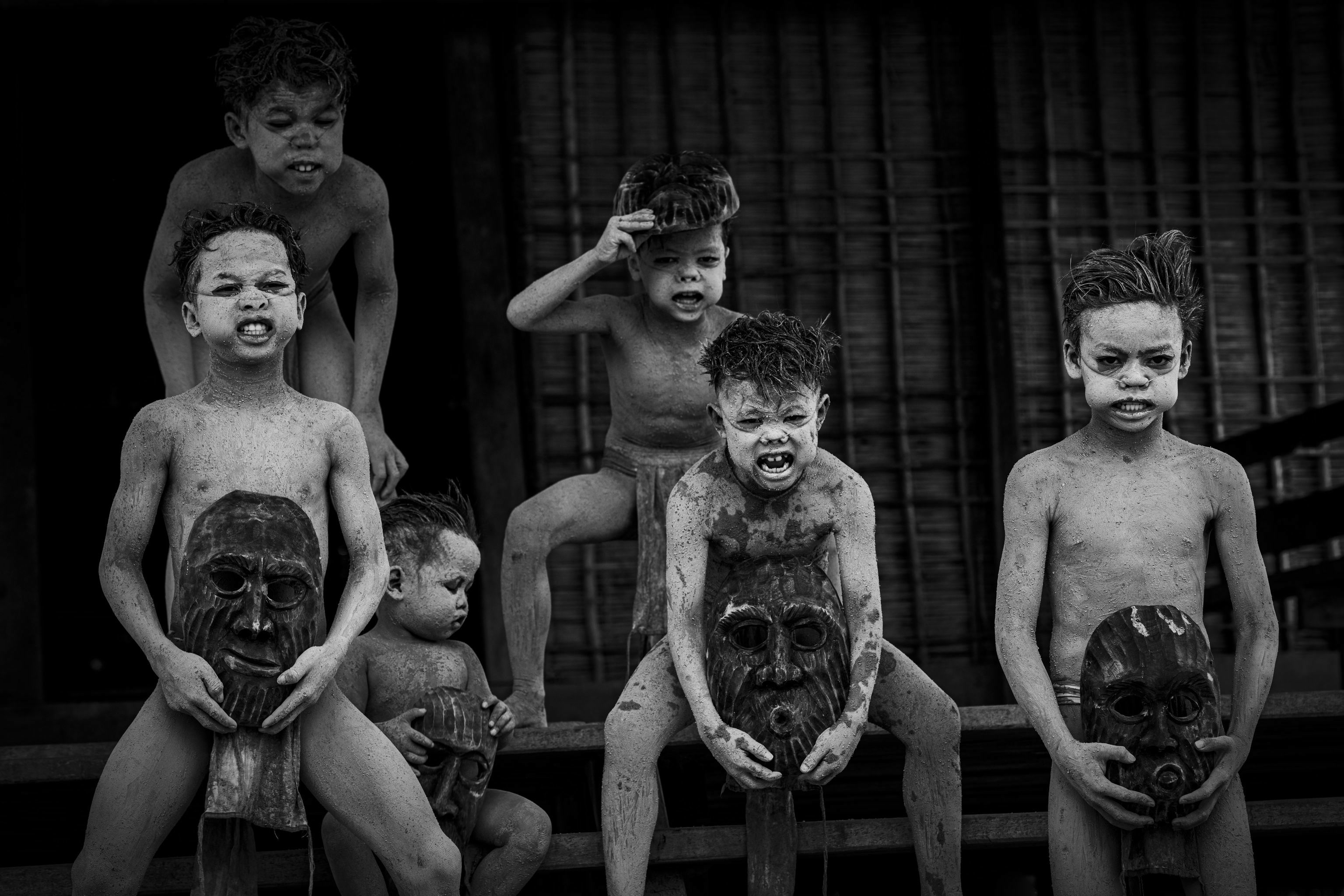 Những đứa trẻ ‘Ma Bùn’ trong lễ hội Pơ Thi