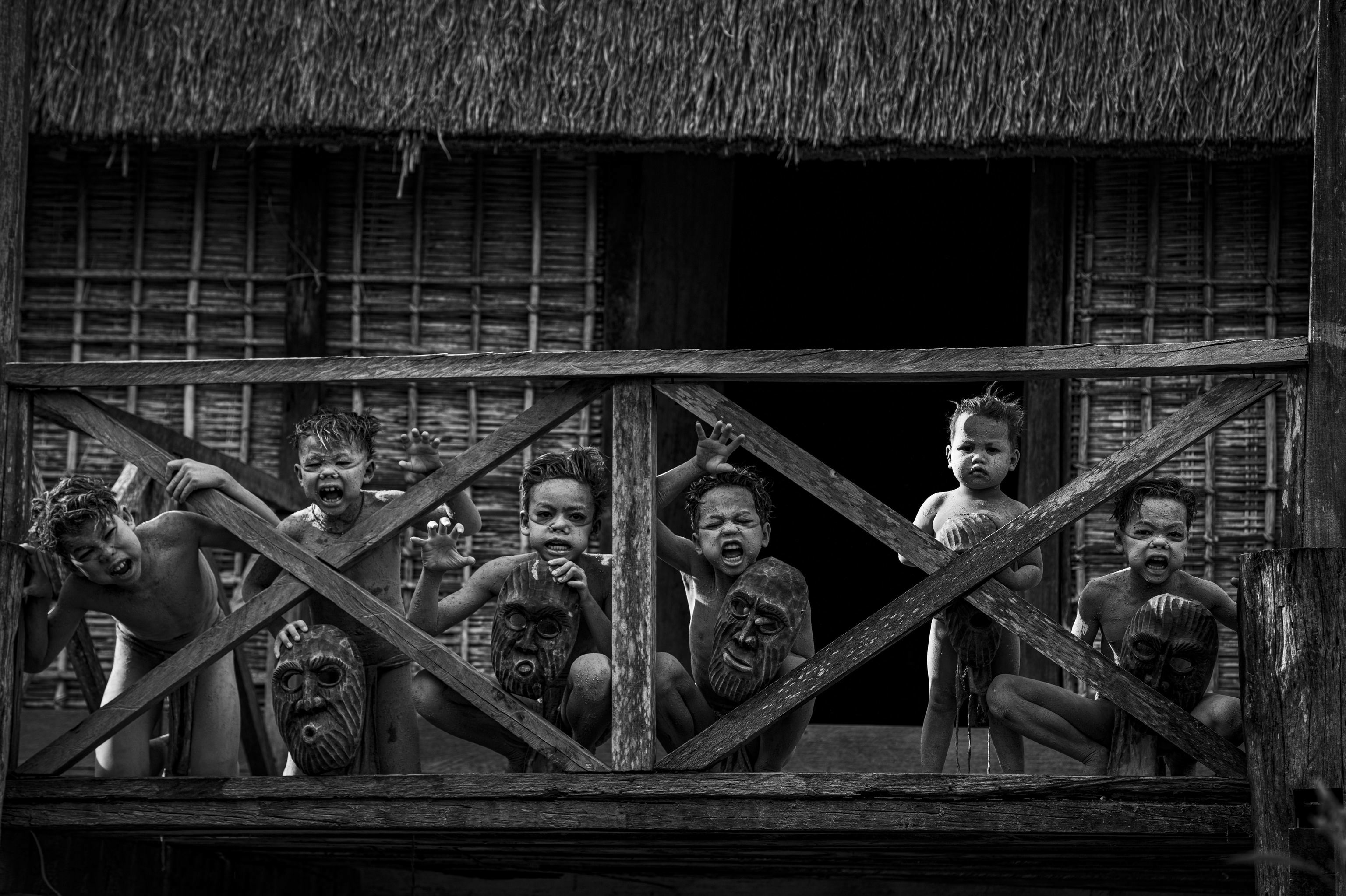 Những đứa trẻ ‘Ma Bùn’ trong lễ hội Pơ Thi