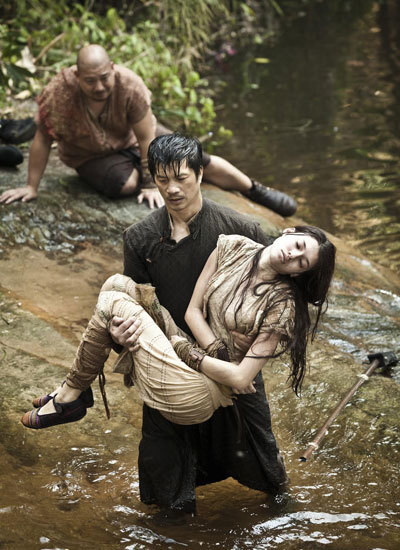  
Hình ảnh D​ustin Nguyễn (áo đen) cùng nhân vật con gái trên phim trường “The Man with the Iron Fists”. (Ảnh: Tư liệu phim)