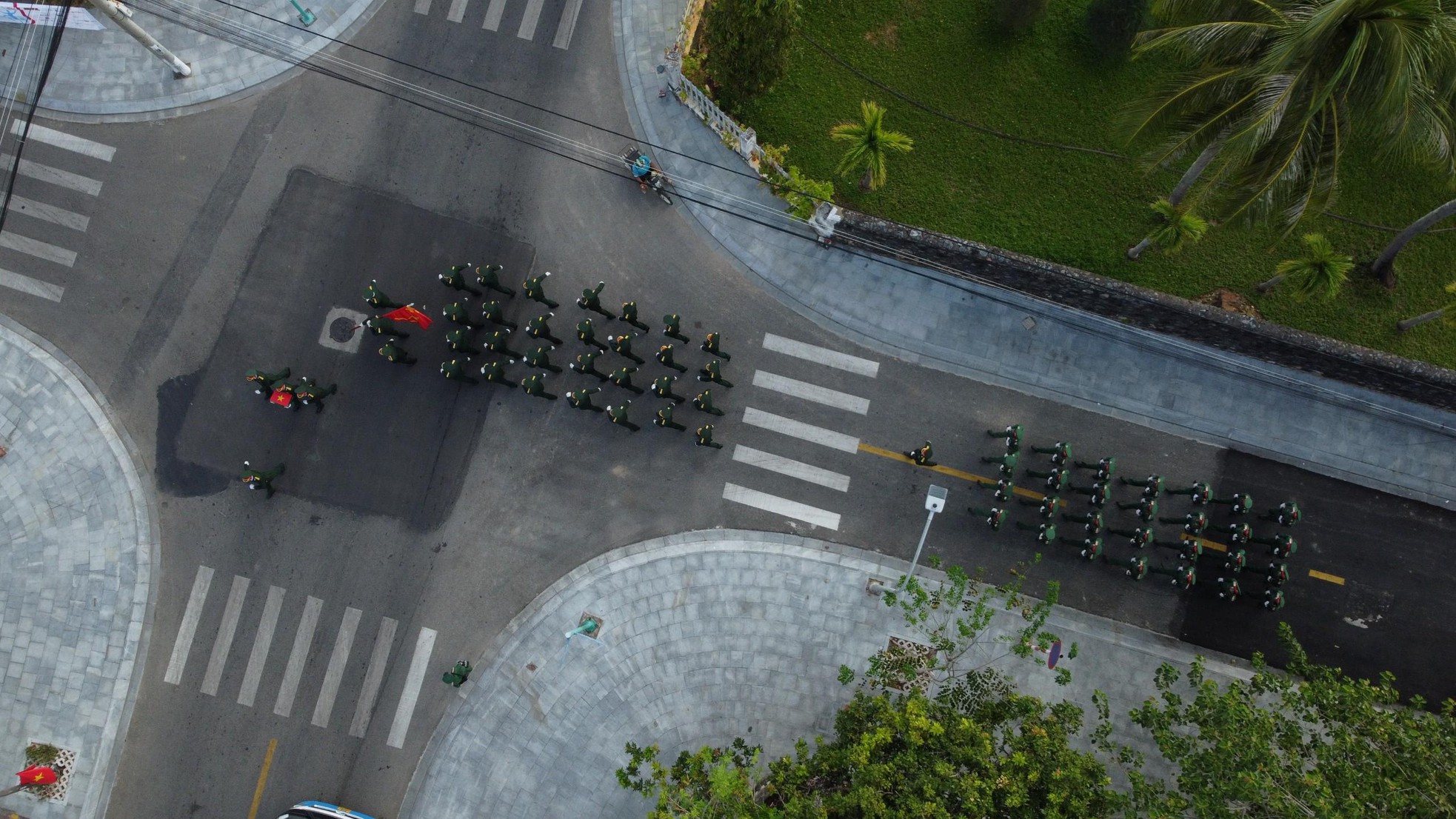 Xúc động Lễ thượng cờ Tổ quốc ở Côn Đảo dưới góc máy flycam ảnh 7