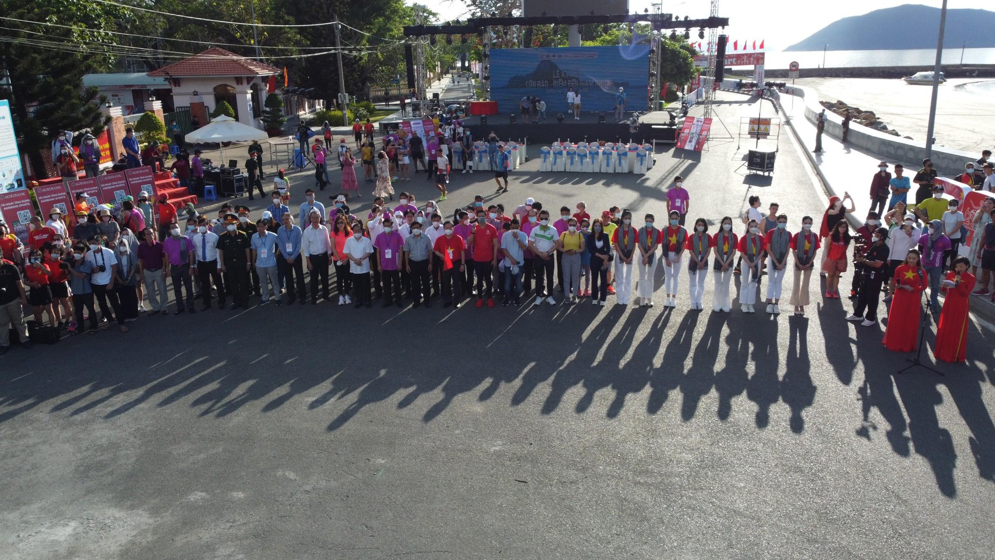 Xúc động Lễ thượng cờ Tổ quốc ở Côn Đảo dưới góc máy flycam ảnh 6