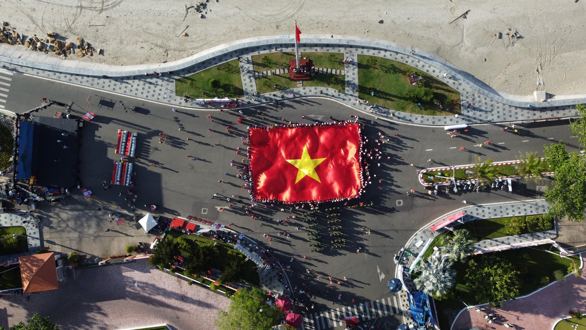 Xúc động Lễ thượng cờ Tổ quốc ở Côn Đảo dưới góc máy flycam ảnh 2