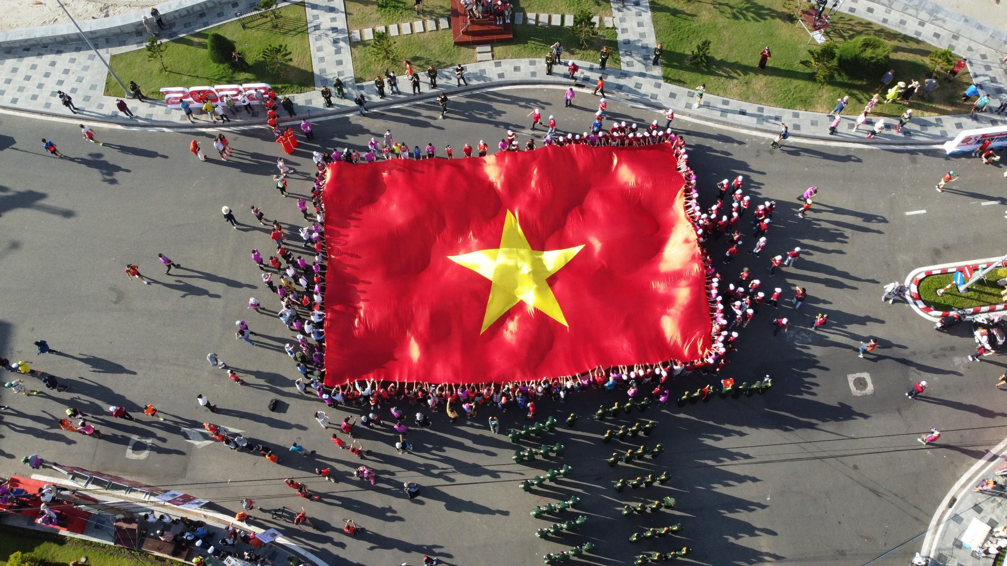 Xúc động Lễ thượng cờ Tổ quốc ở Côn Đảo dưới góc máy flycam ảnh 8