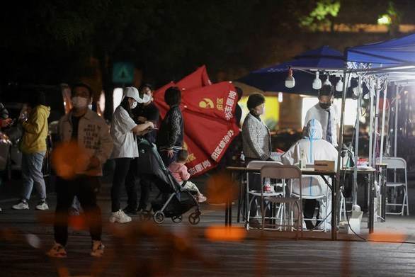 COVID-19 lây lan vô hình ở Bắc Kinh, Thượng Hải thêm 39 người chết - Ảnh 1.