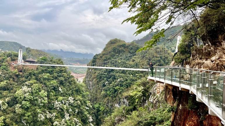 Việt Nam sắp khánh thành cây cầu kính qua vách núi dài nhất thế giới - 3