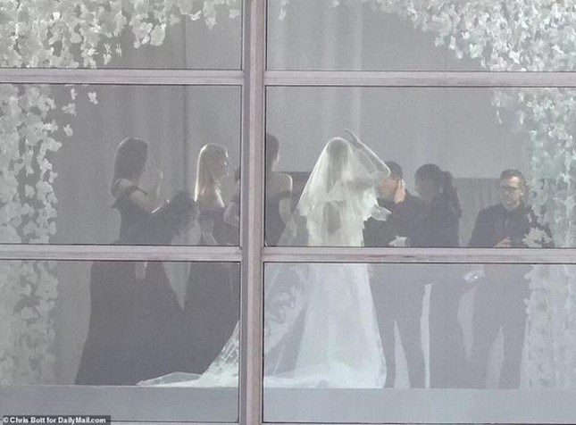 Vợ chồng David Beckham ngọt ngào, bên nhau không rời trong ngày cưới của con trai cả ảnh 1