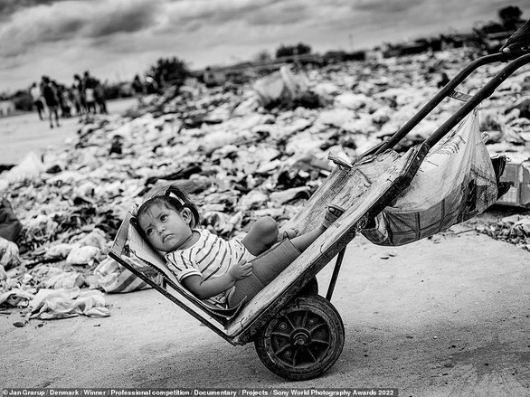Ảnh về cuộc sống của người di cư chiến thắng giải thưởng Nhiếp ảnh thế giới Sony 2022 - Ảnh 6.
