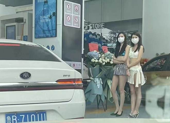 Trạm xăng mời người mẫu bikini tiếp thị làm tắc cả đoạn đường - 1
