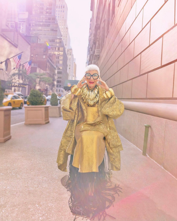  
Bà trong bộ cánh “chói lóa” và vô cùng “hút mắt”. (Ảnh: Instagram @iris.apfel)