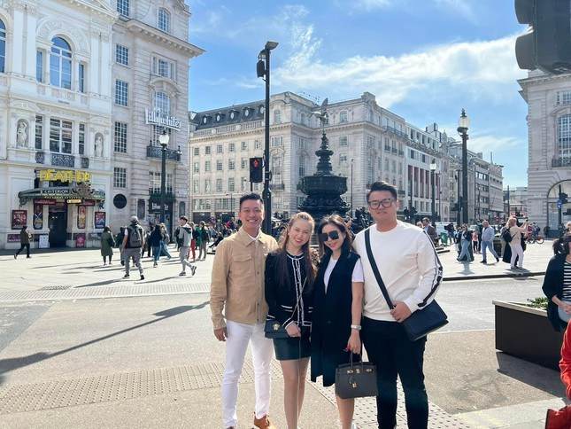 Tuấn Hưng bị trộm đập vỡ cửa kính ô tô, lấy sạch đồ hiệu ngay giữa London ảnh 4