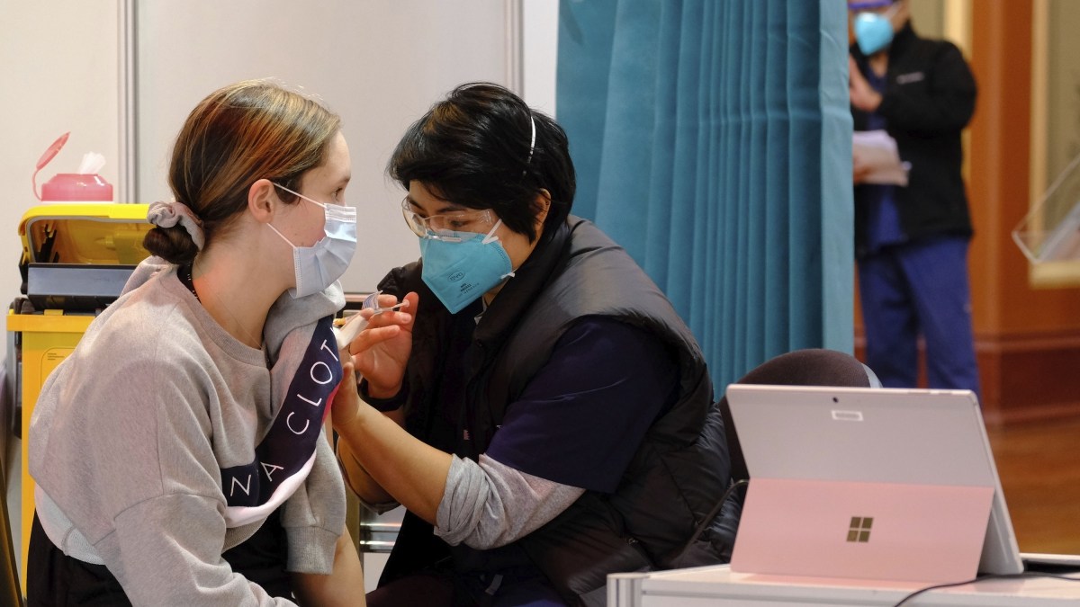 Người không tiêm vaccine khi mắc Covid-19 có nguy cơ tử vong cao gấp 3 lần người đã tiêm liều tăng cường. Ảnh: 9News