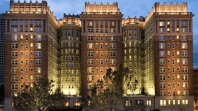 Khách sạn Skirvin Hilton.
