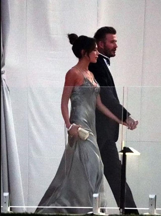 Vợ chồng David Beckham ngọt ngào, bên nhau không rời trong ngày cưới của con trai cả ảnh 5