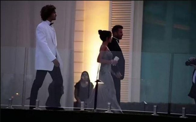 Vợ chồng David Beckham ngọt ngào, bên nhau không rời trong ngày cưới của con trai cả ảnh 4