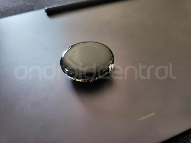 Chiếc Pixel Watch mà nhân viên của Google bỏ quên tại nhà hàng (Ảnh: AndroidCentral).