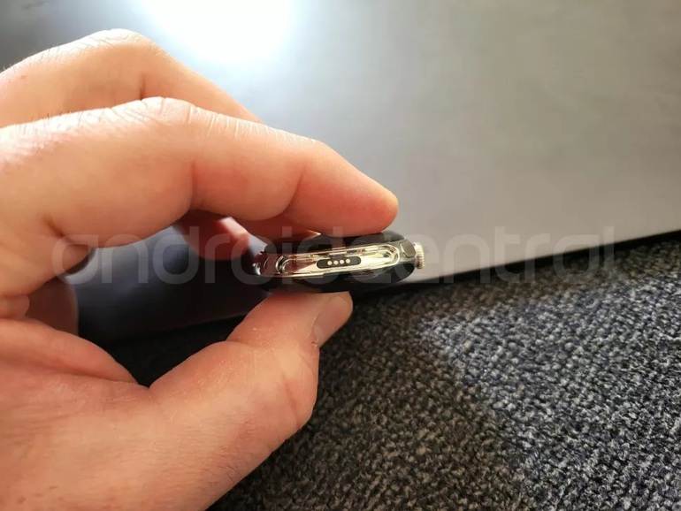 Vị trí sạc không dây trên đồng hồ (Ảnh: AndroidCentral).